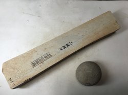 天然砥石 正本山 山城銘砥奥殿本巣板烈なる梨地尺棒1.4Kg 8835