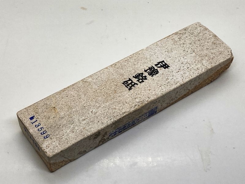 天然砥石伊豫銘砥祖鉱丁種片理則在桃色つぶ桟 705g 13599