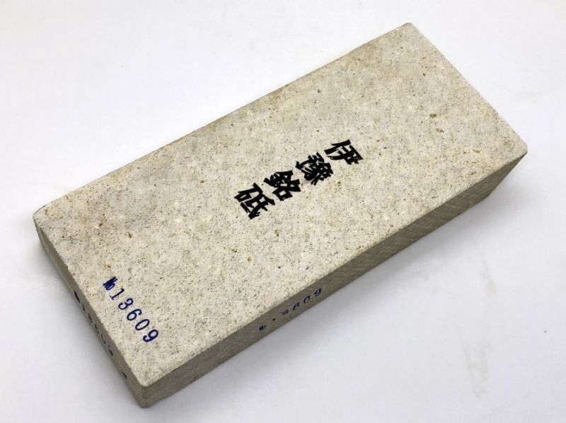 天然砥石伊豫銘砥祖鉱丁種片理則在みかんつぶ硬く粘る 706g 13609