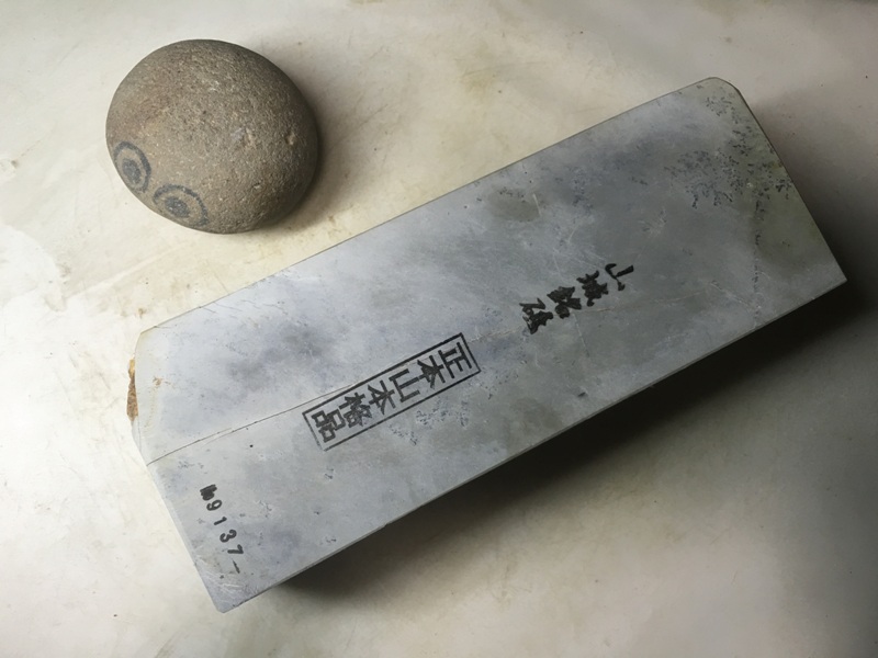 天然砥石 正本山 山城銘砥奥殿本巣板白黒蓮華1.9Kg 9137