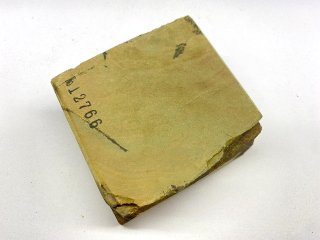 天然砥石 正本山 山城銘砥京都市右京区梅ケ畑向ノ地町中世中山 檜間府戸前黄板遷移赤環巻 神銘砥 392g 12766